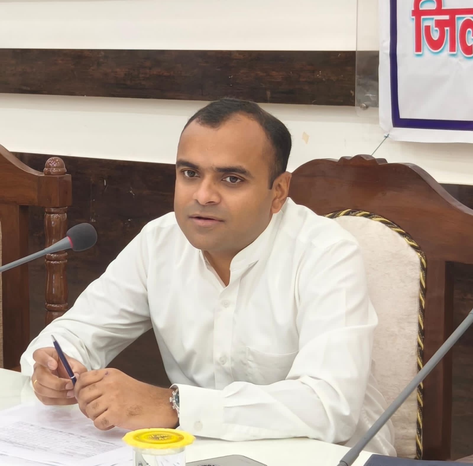 जिलाधिकारी मयूर दीक्षित ने एक ओर कार्मिक  को किया सस्पैंड