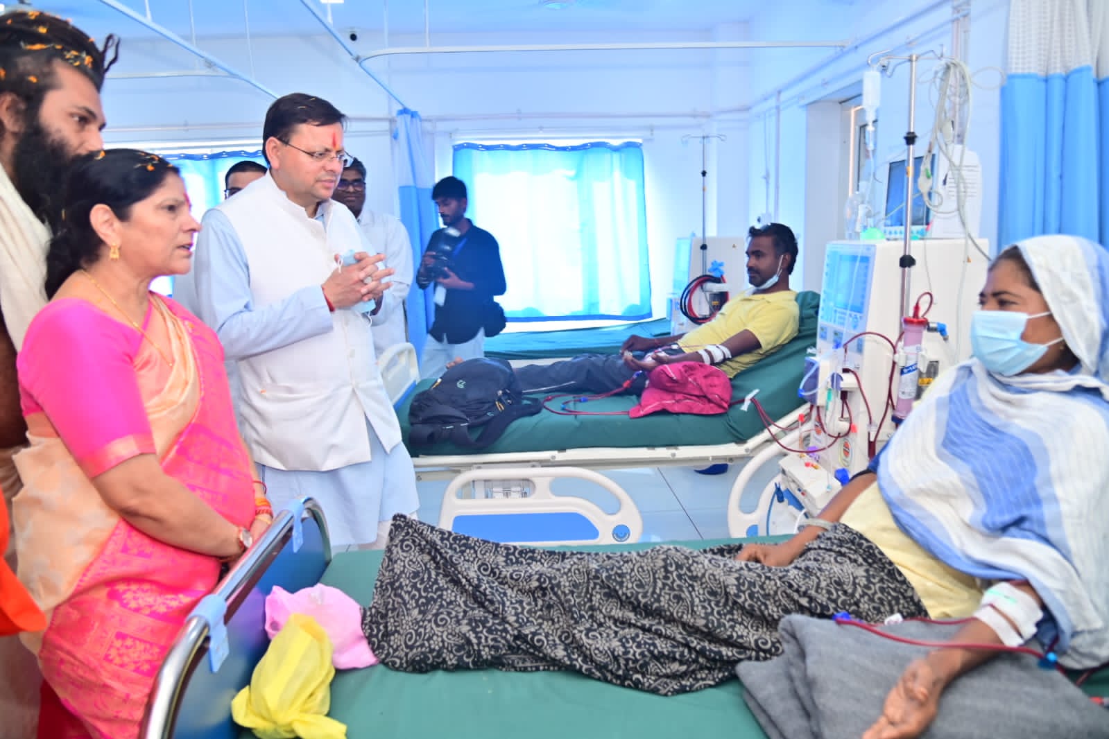 मुख्यमंत्री पुष्कर सिंह धामी ने आज रुड़की में दीपक सावित्री ग्लोबल हॉस्पिटल एंड हार्ट केयर  में डायलिसिस सेंटर में आयुष्मान कार्ड योजना का शुभारंभ किया।