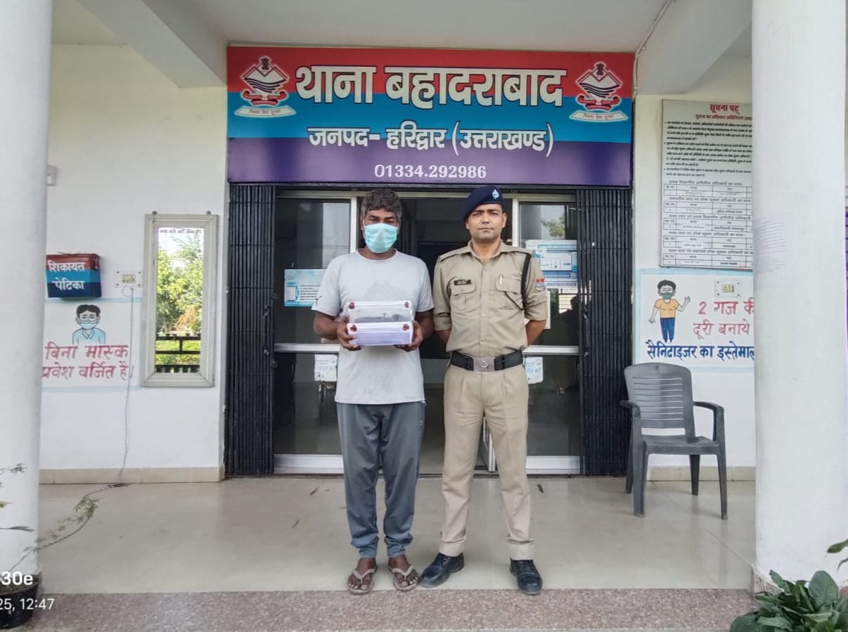 स्कूटी सवार बदमाश को तमंचा व जिंदा कारतूस के साथ बहादराबाद पुलिस ने किया गिरफ्तार।