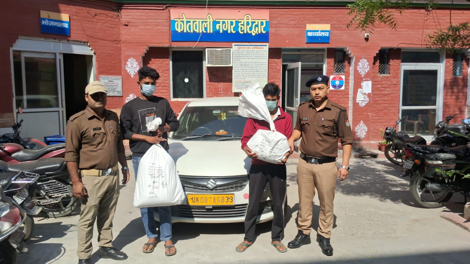 15 किलो अवैध गांजा मय कार स्वीफ्ट डिजायर बरामद  02 आरोपी अभियुक्तों को हरिद्वार पुलिस ने किया गिरफ्तार।