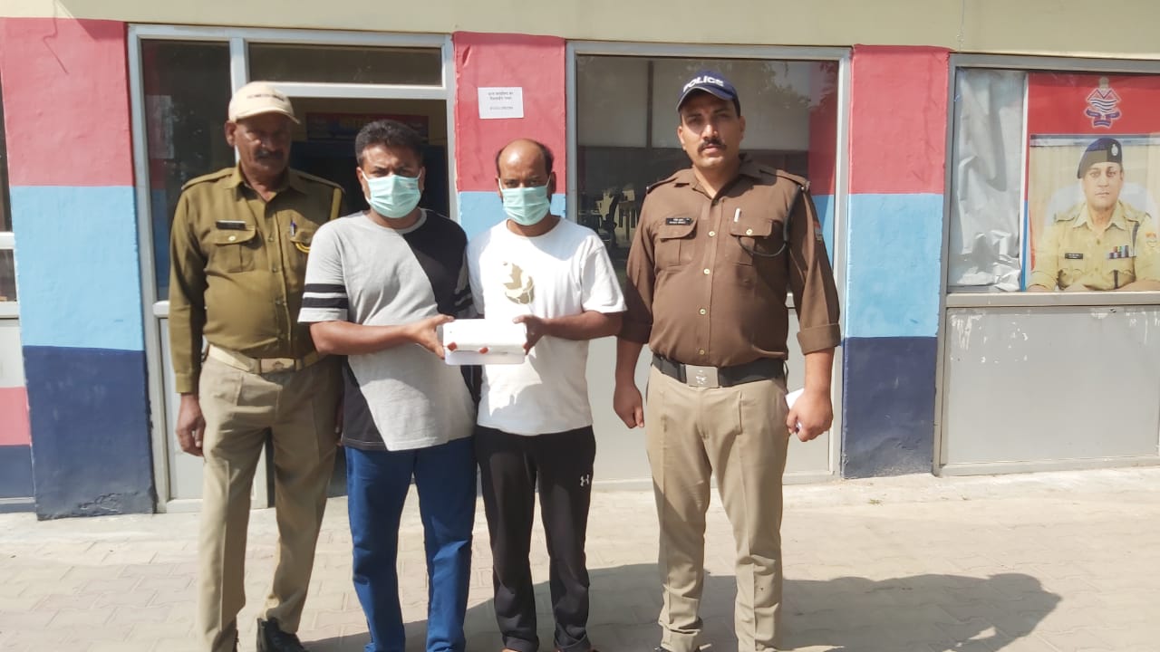 कोतवाली मंगलौर घर से हुई चोरी का पुलिस ने 24 घंटे के भीतर किया खुलासा  घर में रखे सोने-चांदी के जेवरात और नगदी ले उड़े थे चोर  पुलिस टीम ने वारदात में शामिल 02 को दबोचा, चुराया गया सामान बरामद  आरोपित के खिलाफ विभिन्न थानों में दर्ज हैं एक दर्जन से भी अधिक मुकदमें