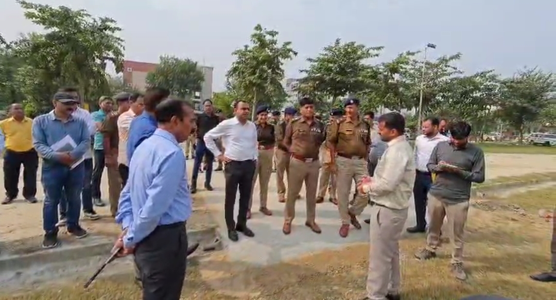 राष्ट्रपति के प्रस्तावित दौरे की तैयारियों को लेकर  पतंजलि विश्वविद्यालय पहुॅचकर जिलाधिकारी मयूर दीक्षित एवं वरिष्ठ पुलिस अधीक्षक प्रमेंद्र सिंह डोबाल ने लिया तैयारियों का जायज़ा।