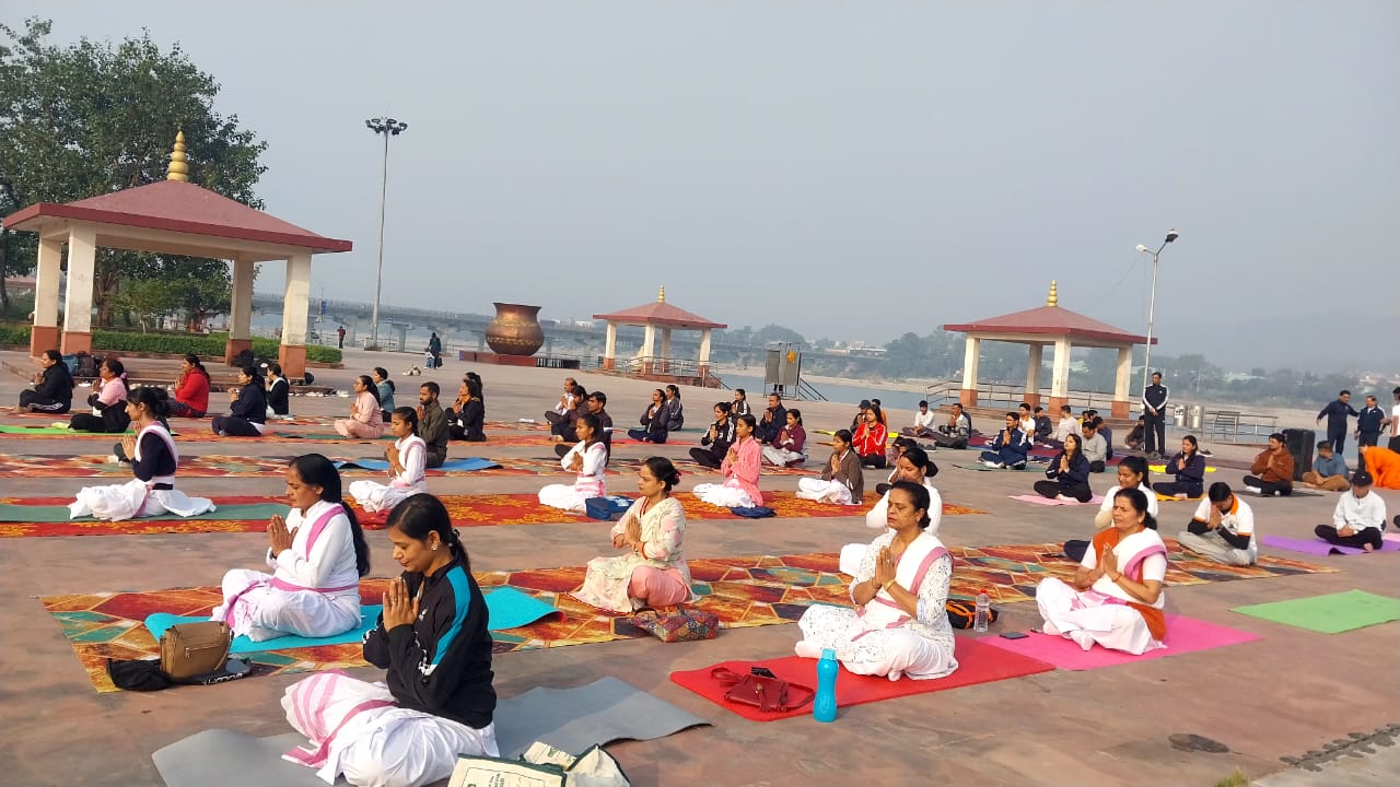 उत्तराखंड राज्य स्थापना दिवस के 25 वर्ष पूर्ण होने के उपलक्ष में रजत जयंती कार्यक्रम में आज नमामि गंगे घाट चंडीघाट पर आयुष शिक्षा विभाग व आयुर्वेदिक यूनानी होम्योपैथी विभाग के प्रयास से योग अभ्यास सत्र का आयोजन किया गया।   जिसका आयोजन जिला आयुर्वेदिक एवं यूनानी अधिकारी डॉक्टर स्वास्तिक जैन के निर्देशन मे हुआ।