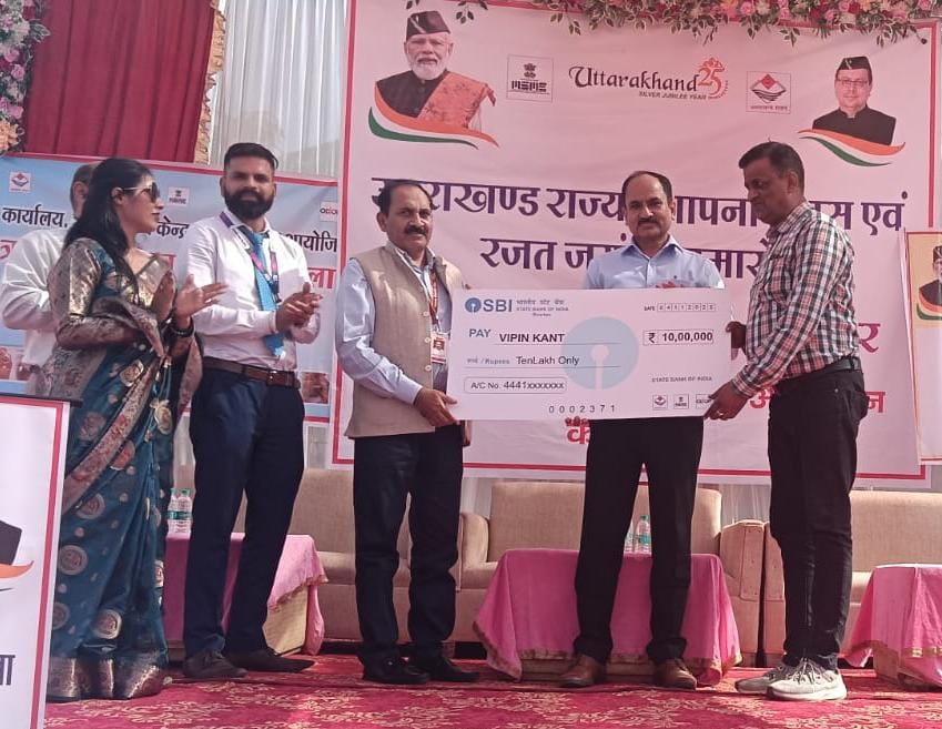 स्वरोजगार मेले में सीएम स्वरोजगार योजना के अन्तर्गत 10 लाभार्थियों को 10-10 लाख रुपये के कुल 12 चेक अर्थात एक करोड़ बीसल लाख रूपये के चैक वितरित किए गए