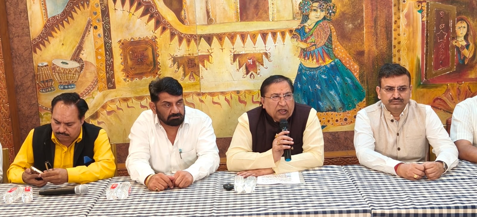 देवभूमि रजत जयंती सप्ताह के अंतर्गत राज्यसभा सांसद एवम् राष्ट्रीय सह-कोषाध्यक्ष भाजपा नरेश बंसल ने होटल प्रकाश में  पत्रकारों के साथ प्रेस कॉन्फ्रेंस की। 