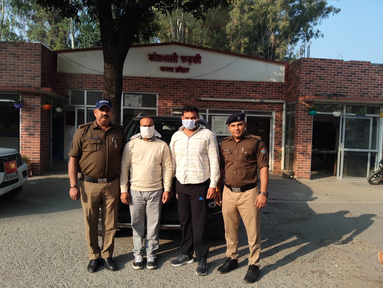 योगेश प्रमुख प्रकरण में हरिद्वार पुलिस ने तीन आरोपियों को पहले ही जेल भेज दिया था।   आज वांछित दो आरोपियों को गिरफ्तार कर जेल भेज दिया। अभी तक पांच आरोपी जेल जा चुके।  घटना में प्रयुक्त वाहन स्कॉर्पियो भी किया बरामद