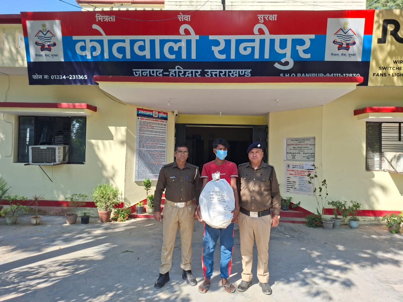 मोबाइल टावर की केबल चोरी करते हुये हरिद्वार पुलिस ने एक अभियुक्त को मौके से किया गिरफ्तार।   आरोपी के कब्जे से 15 मीटर केबल व SMPS का एक मोड्यूल बरामद किया