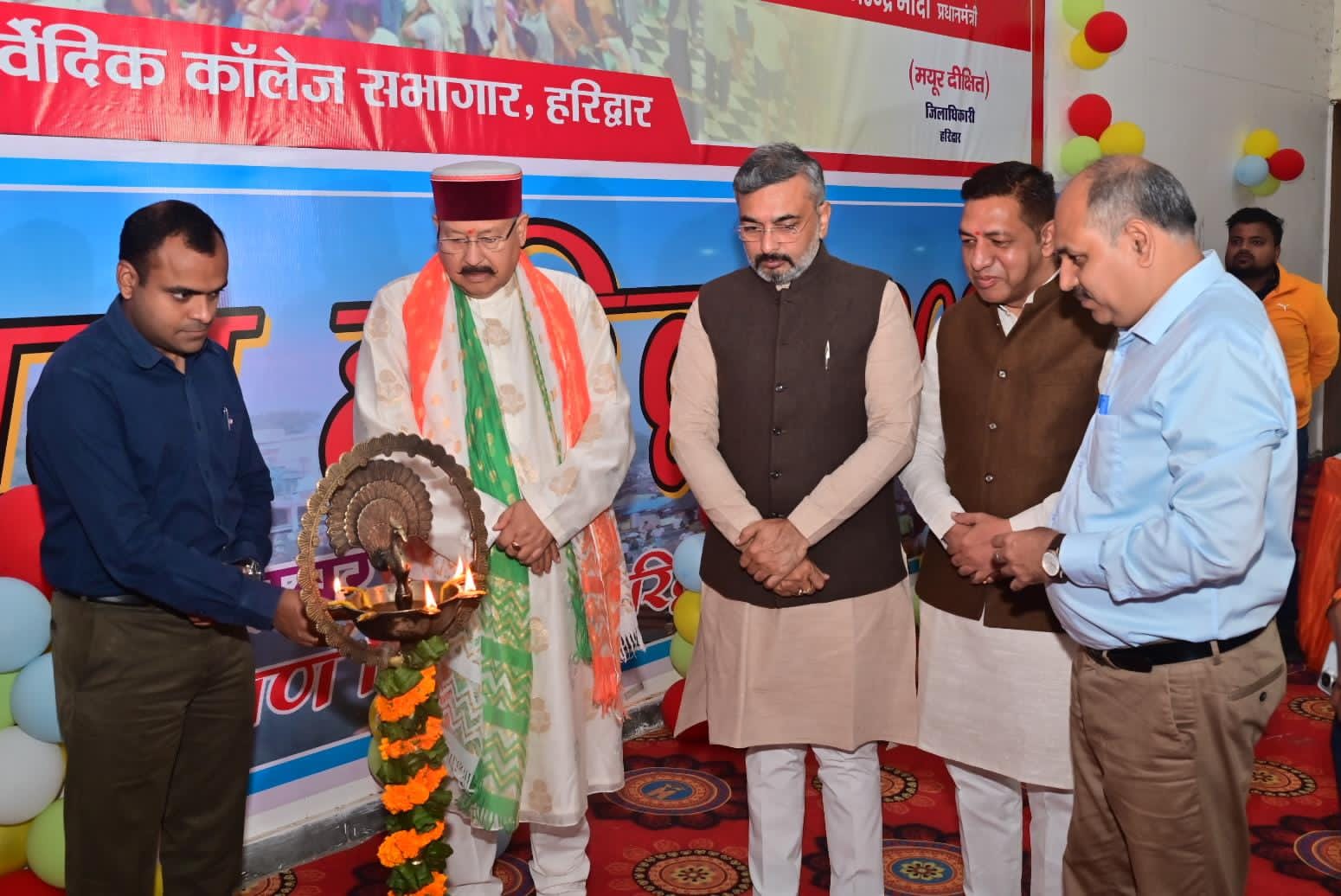 ऋषिकुल आर्वेदिक महाविद्यालय के ऑडिटोरियम में भव्य कार्यक्रम का आयोजन किया गया। कैबीनेट मंत्री सतपाल महाराज ने दीप जलाकर कार्यक्रम का किया शुभारम्भ।