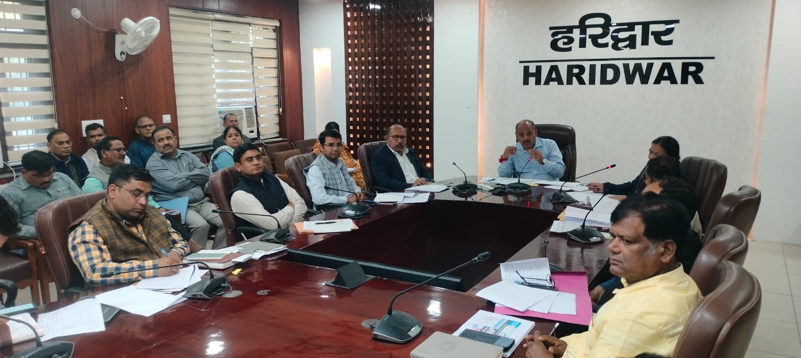 मुख्य विकास अधिकारी ललित नारायण मिश्रा ने गुरुवार को विकास भवन सभागार में जिला योजना एवं बीस सूत्रीय कार्यक्रम की समीक्षा बैठक की अध्यक्षता की।