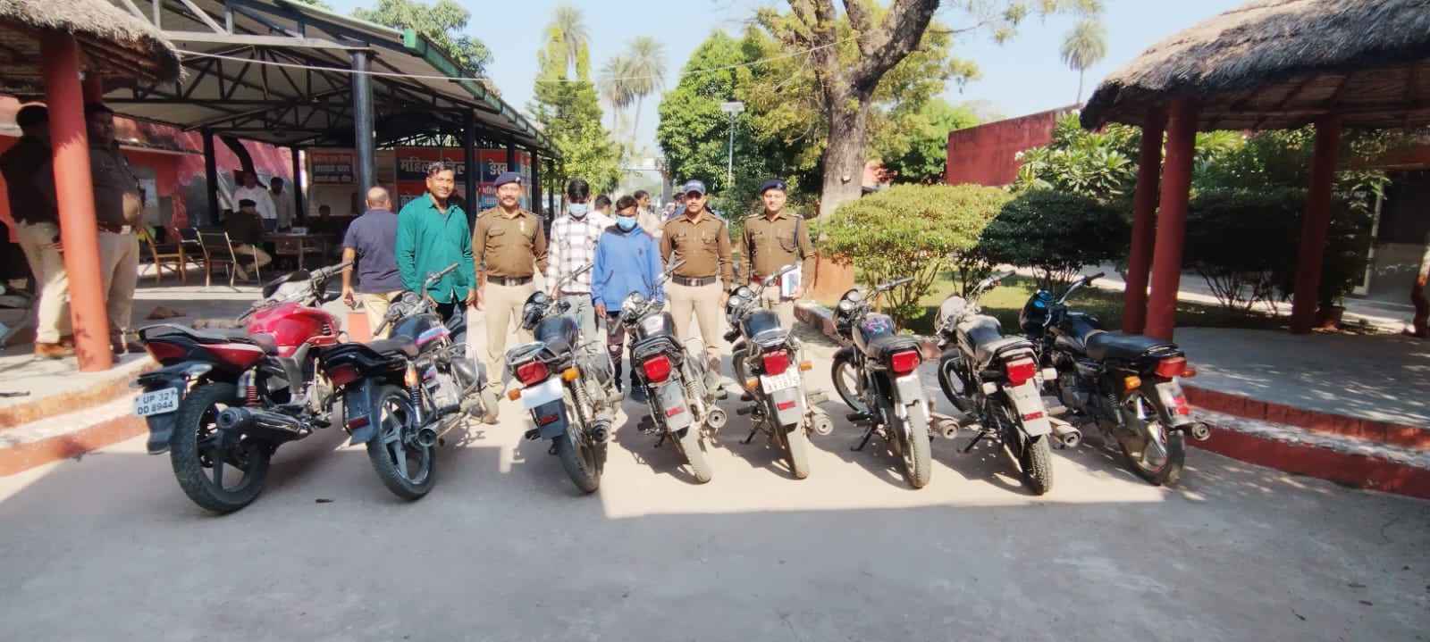 वाहन चोर गिरोह हुआ बेनकाब, 02 शातिर सदस्य आये हिरासत में  आरोपियों से 08 चोरी की मोटरसाइकिलें की बरामद