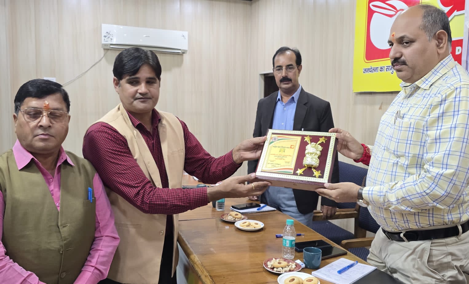 मुख्य विकास अधिकारी ललित नारायण मिश्रा।  प्रेस एवं प्रशासन के बीच निरंतर संवाद बना रहेगा। अपर जिलाधिकारी पीआर चौहान