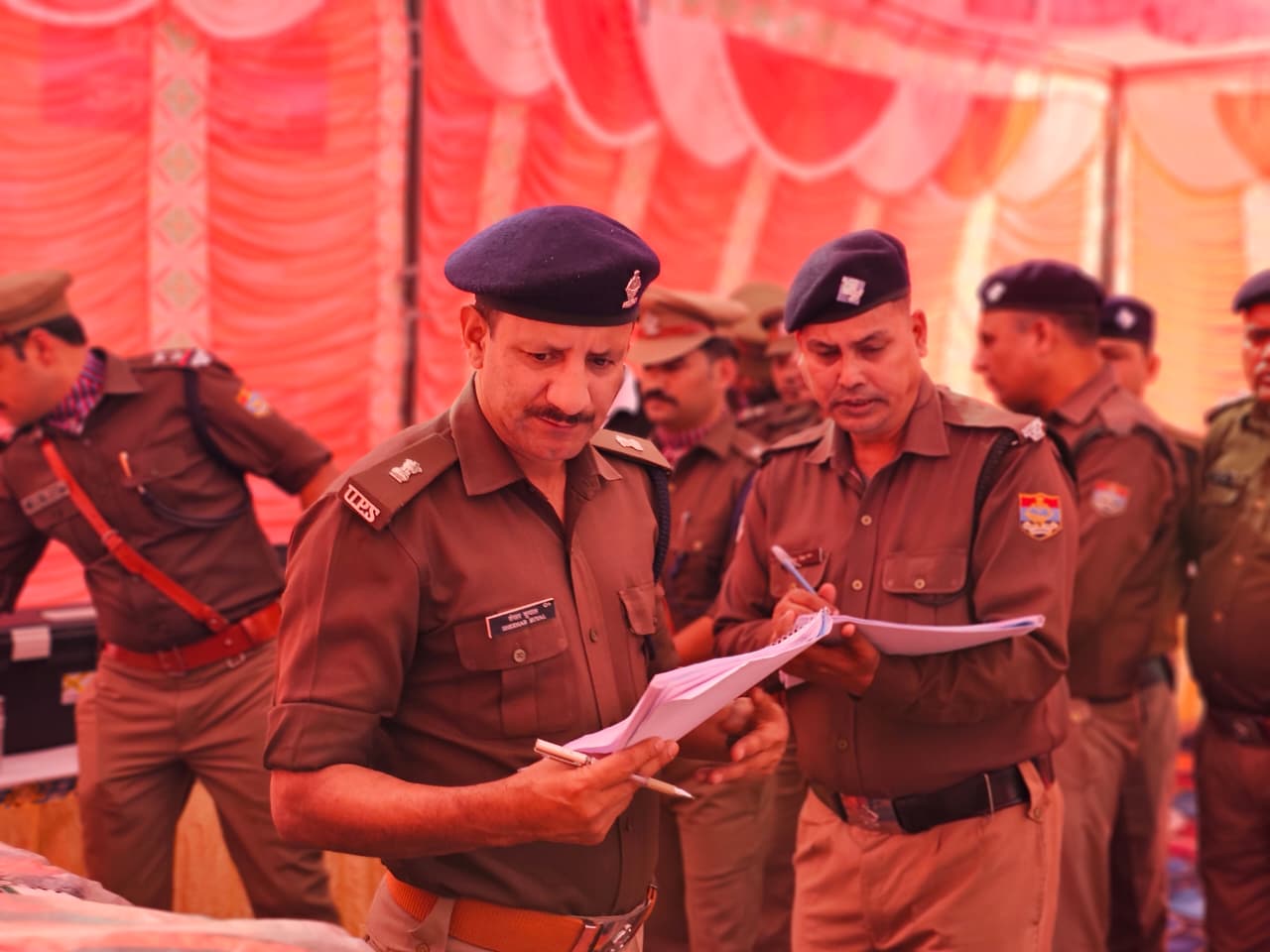 एसपी देहात शेखर चंद सुयाल ने निरीक्षण करते हुए पथरी पुलिस को दिए गए आवश्यक दिशा-निर्देश।