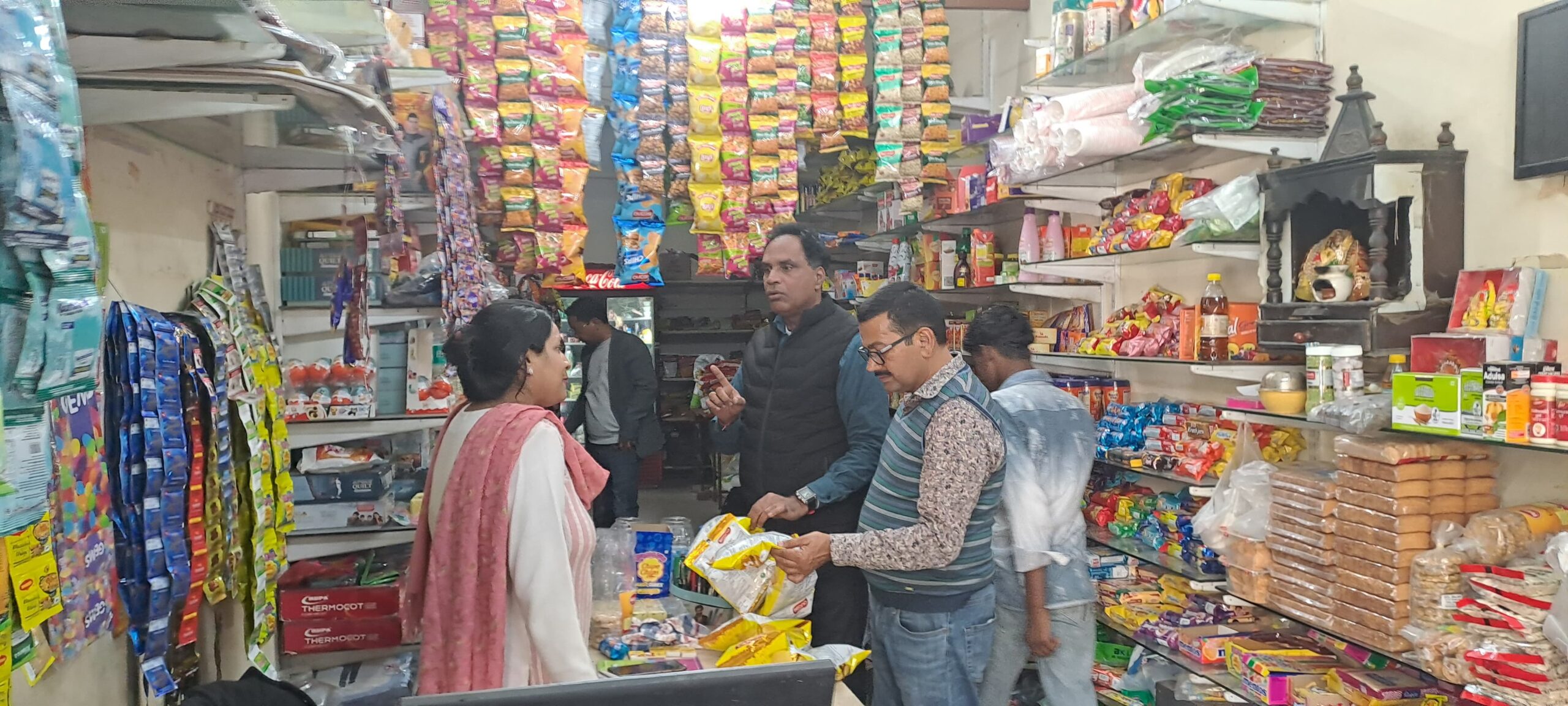 खाद्य सुरक्षा अधिकारी दिलीप जैन ने जिला समाज कल्याण अधिकारी अविनाश भदौरिया की शिकायत पर की बड़ी कार्यवाही।   ऋषिकुल आयुर्वेदिक महाविधालय में नशा मुक्त भारत अभियान कार्यक्रम आयोजित किया गया था,जिसमें उपस्थित छात्रों के लिए जलपान के व्यवस्था की गई थी,जिसमें एक्सपायरी डेट के बिंगो चिप्स पाए गए थे।