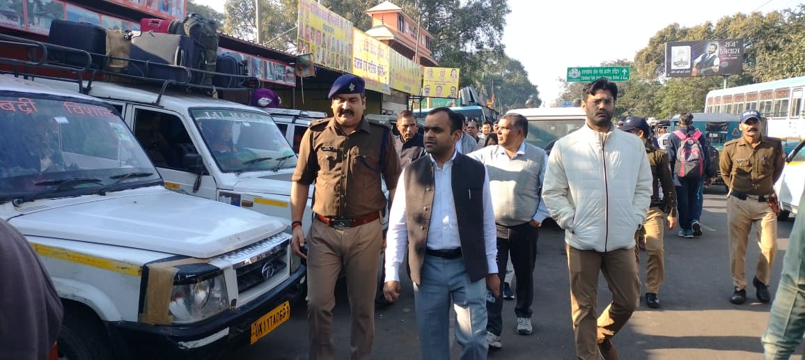 जिलाधिकारी ने परिवहन निगम के बस अड्डे का निरीक्षण कर बस अड्डे को साफ सुथरा रखने के दिए निर्देश।