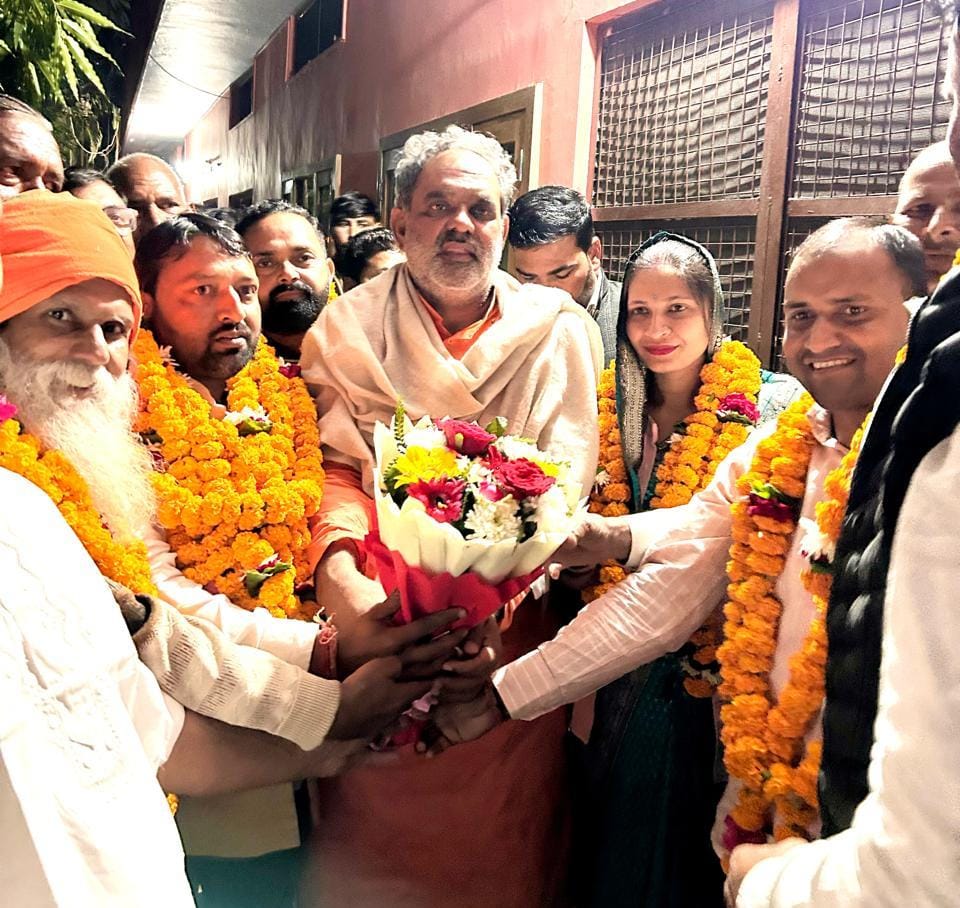 बादशाहपुर सहकारी समिति के नवनियुक्त चेयरमैन ज्योति चौहान,उप चेयरमैन सविता ने अपने समर्थकों के साथ वेद मंदिर आश्रम पहुंचने।   भाजपा प्रदेश उपाध्यक्ष पूर्व कैबिनेट मंत्री स्वामी यतीश्वरानंद ने किया स्वागत।