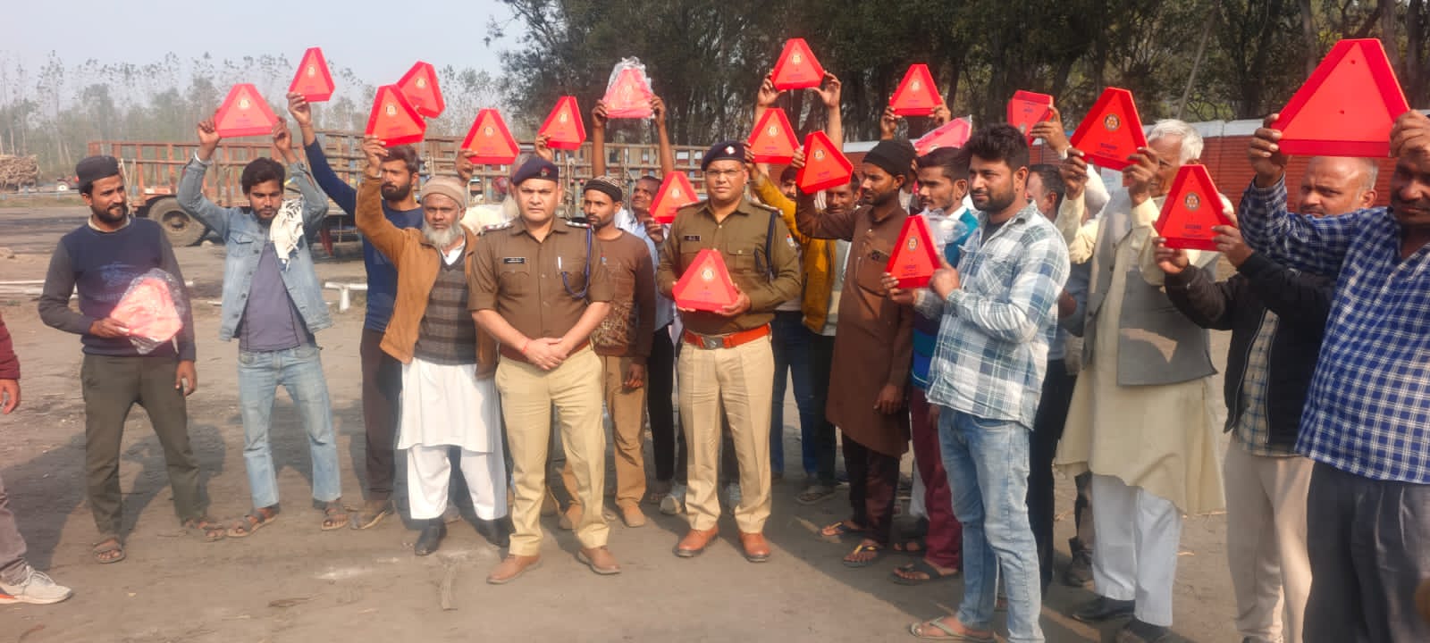 यातायात पुलिस रुड़की ने कोहरे की दृष्टिगत यातायात पुलिस ने चलाया जागरूकता अभियान  अभियान में ट्रैक्टर ट्रॉली चालकों को रिफ्लेक्टर वितरित किए गए