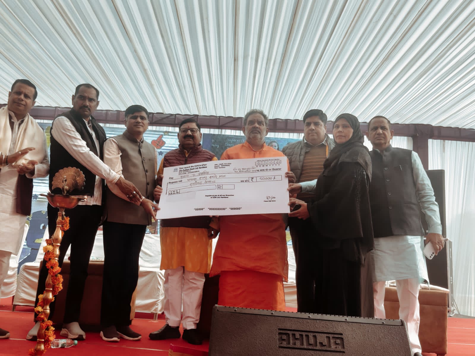 अंतरराष्ट्रीय सहकारिता मेला वर्ष 2025 के अंतर्गत जनपद हरिद्वार ऋषिकुल मैदान में 8 दिसंबर 25 तक चलने वाले सहकारिता मेले मे आज पूर्व कैबिनेट मंत्री स्वामी यतीश्वरानंद द्वारा दीप प्रज्जलित कर कार्यक्रम की शुरुआत की गई। 