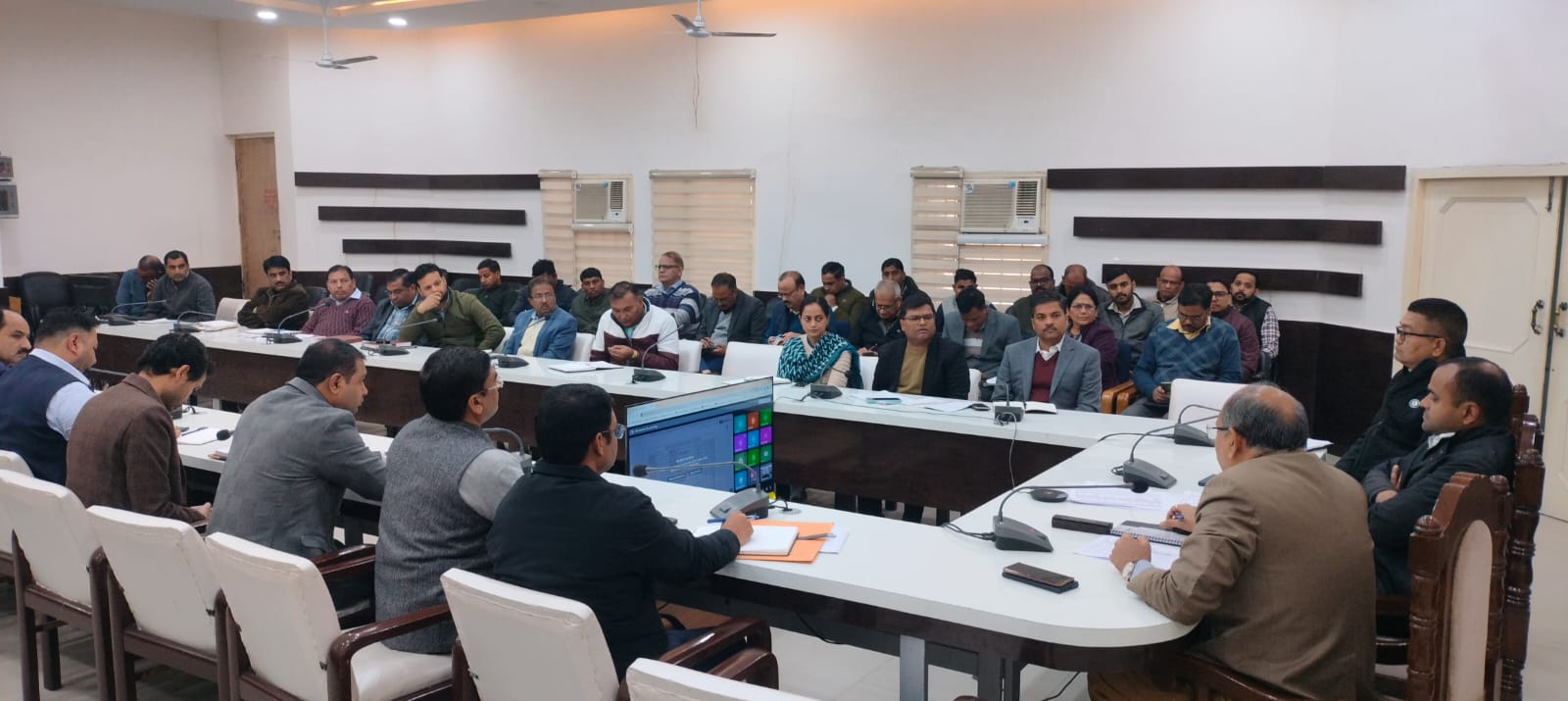 जिलाधिकारी ने जिला स्तरीय अधिकारी  के साथ की विभिन्न योजनाओं की समीक्षा बैठक।