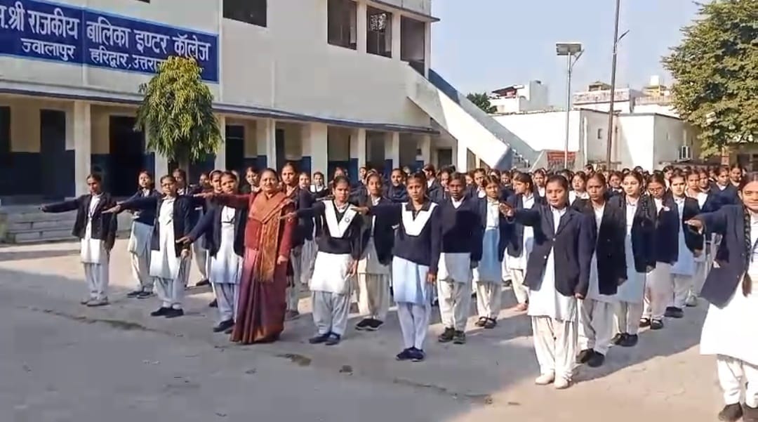 जिलाधिकारी मयूर दीक्षित के निर्देशन में स्वीप टीम द्वारा छात्राओं को दिलाई गई मतदाता जागरूकता की शपथ