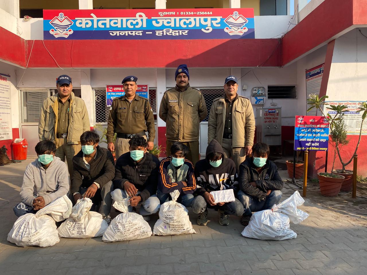 कोतवाली ज्वालापुर अवैध शराब तस्करी और बिक्री के खिलाफ हरिद्वार पुलिस की ताबड़तोड़ कार्यवाही।  अभियान चलते हुए पुलिस टीम ने 05 शराब माफिया व 01 सटोरिये को किया गिरफ्तार।