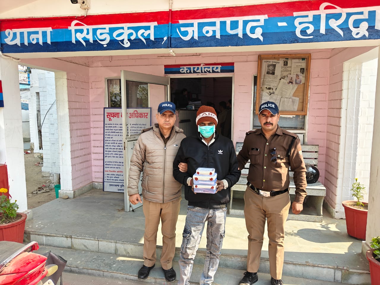 हरिद्वार पुलिस ने दबोचा नशा तस्कर कब्जे से 61.73 ग्राम स्मैक बरामद।  आरोपी रायवाला देहरादून का है हिस्ट्रीशीटर,पहले भी दर्ज हैं कई अभियोग।