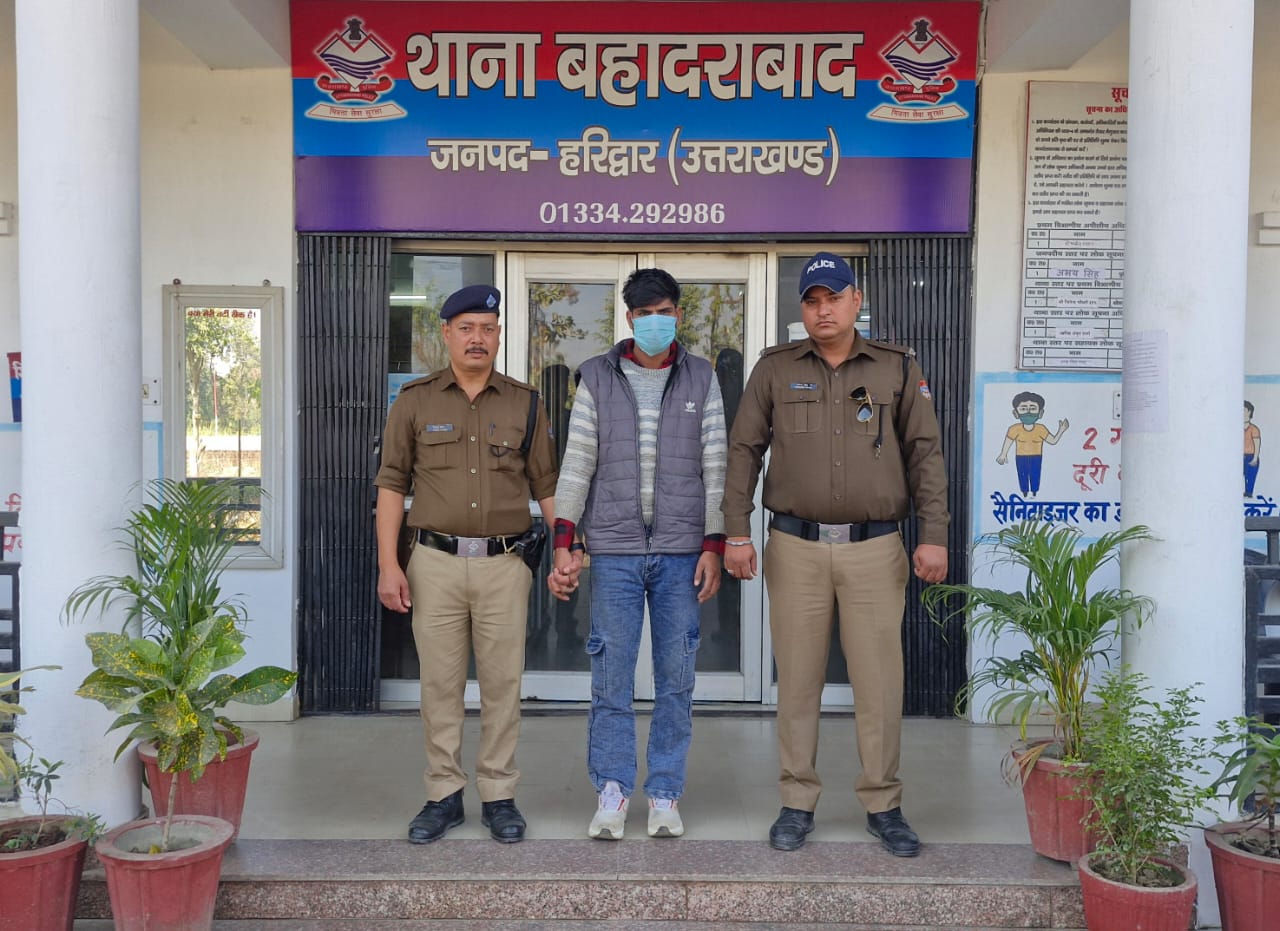 गैगस्टर एक्ट में वांछित ₹10000 के ईनामी अभियुक्त आरोपी को बहादराबाद पुलिस ने किया गिरफ्तार।  गिरफ्तारी से बचने के लिए 01 साल से चल रहा था फरार