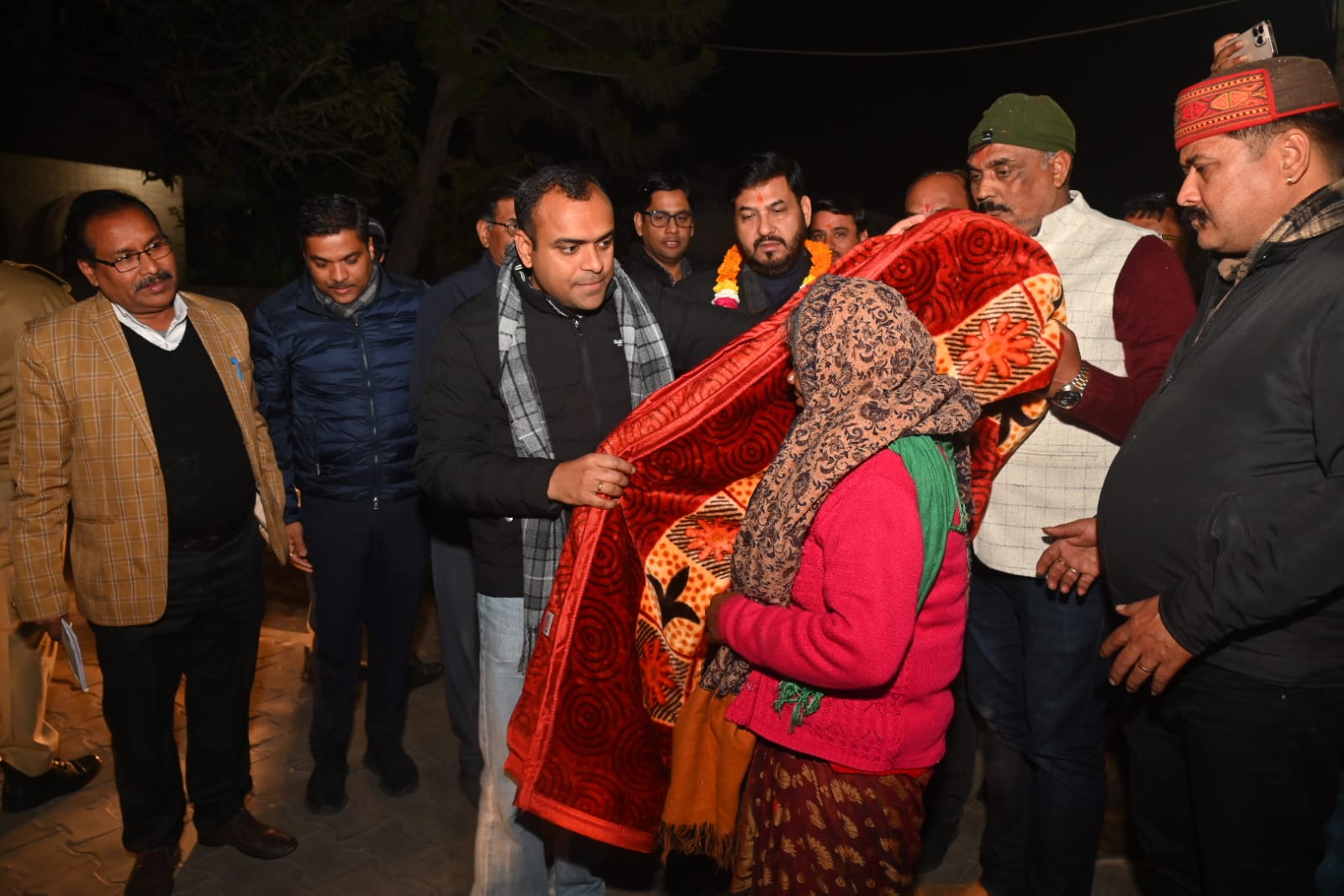 शीत लहर के प्रकोप को बढ़ता देख जिलाधिकारी मयूर दीक्षित एवं नगर पालिका अध्यक्ष राजीव शर्मा ने शिवालिक नगर पालिका क्षेत्रांतर्गत गरीब व्यक्तियों को वितरित किए कम्बल।