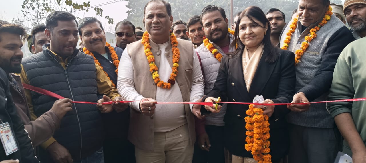 ज्वालापुर विधायक रवि बहादुर ने रविवार को अलीपुर में 41 लाख की लागत से बनने वाली सड़क का किया उद्घाटन, जल्द बाकी सड़कों के निर्माण कराने का दिया आश्वासन।