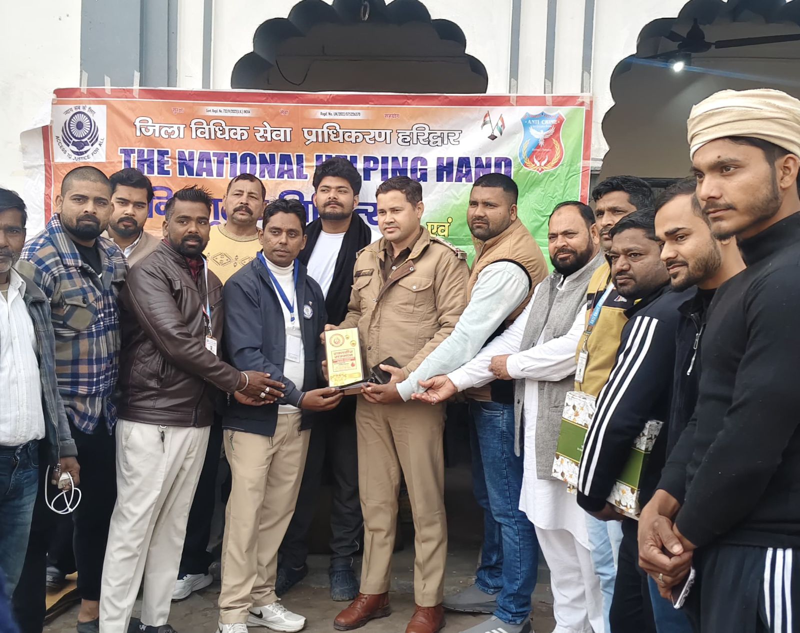 यातायात पुलिस और राज्य विधिक सेवा प्राधिकरण, दि नेशनल हेल्पिंग हैंड ने संयुक्त रूप से ग्राम सलेमपुर में यातायात जागरूकता कार्यक्रम का आयोजन किया।  कोहरे के दौरान रिफ्लेक्टर का प्रयोग व वाहन चलाते समय यातायात नियमों के पालन पर विस्तृत चर्चा की गई।