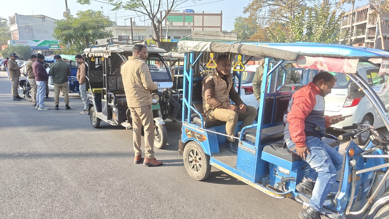 कोतवाली नगर पुलिस द्वारा रोडवेज बस अड्डा एवं रेलवे स्टेशन के बाहर जाम लगाने वाले विक्रम/टैम्पो चालकों के विरुद्ध सघन चेकिंग अभियान।