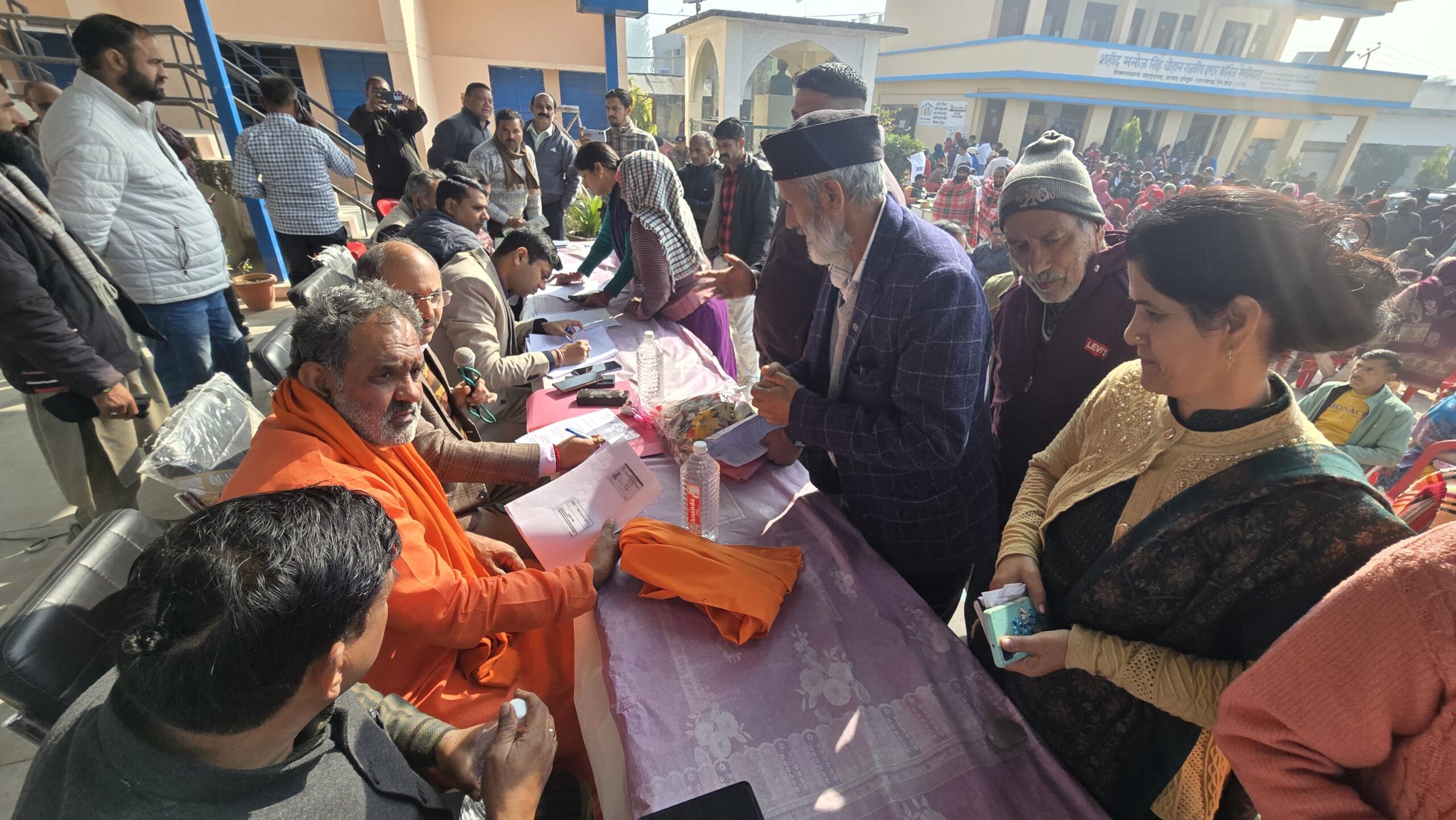 पूर्व कैबिनेट मंत्री स्वामी यतीश्वरानंद की अध्यक्षता में गैंडीखाता में लगाया बहुउद्देशीय शिविर।   शिविर में आई 70 समस्याओं में 25 का मौके पर विभागीय अधिकारियों ने कराया निस्तारण।