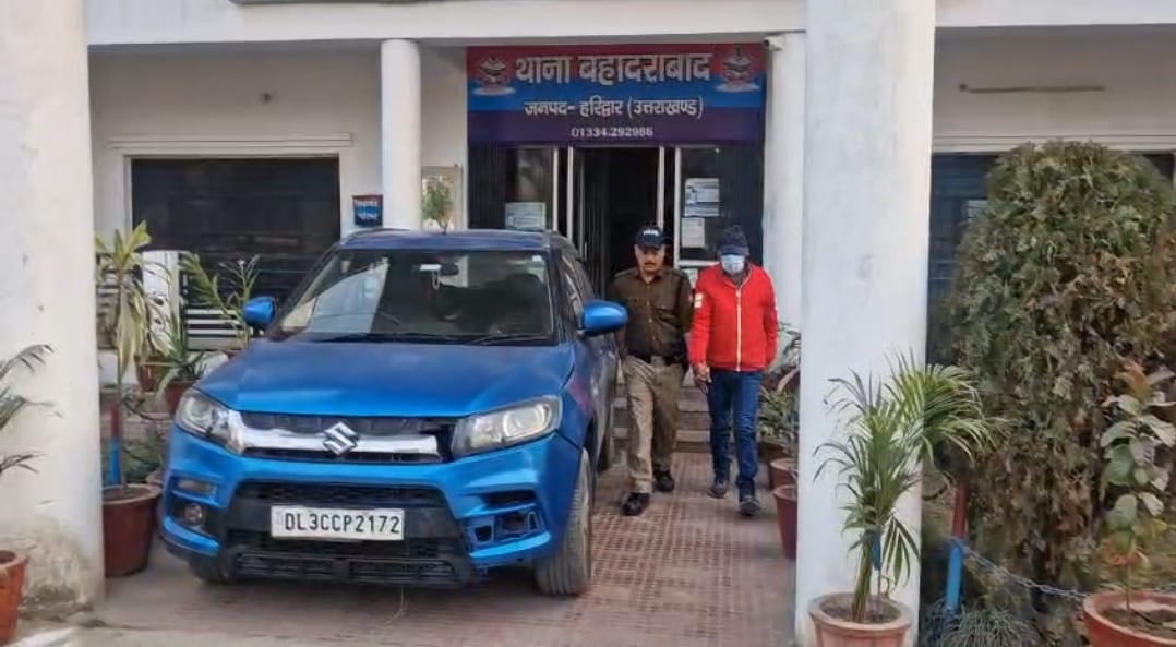 थाना बहादराबाद हिट एंड रन केस का हरिद्वार पुलिस ने किया सफल अनावरण।  पीड़ित को न्याय दिलाने हेतु सैकड़ों CCTV फुटेज खंगालकर दिल्ली से घटना में प्रयुक्त वाहन बरामद।  घने कोहरे के बीच हुई रात्रिकालीन दुर्घटना में एक व्यक्ति की मृत्यु, चार अन्य गंभीर रूप से घायल।