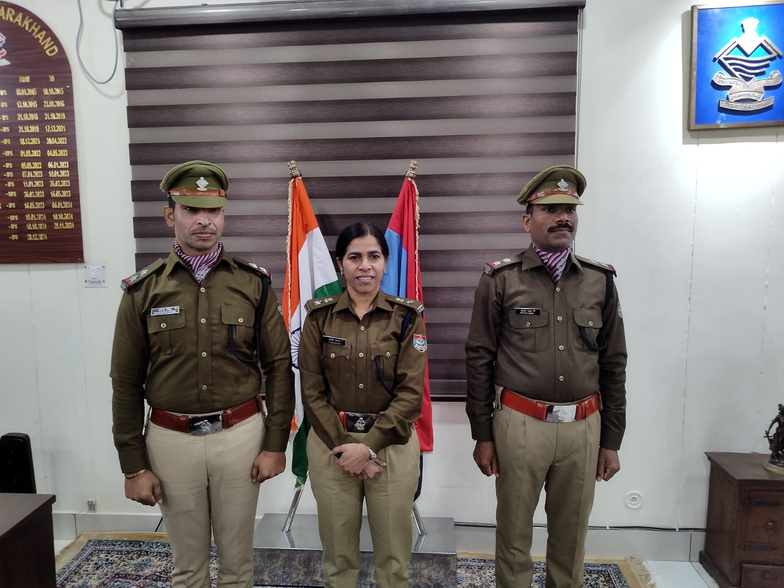 जीआरपी उत्तराखण्ड से 02 हेड कांस्टेबल बने अपर उप निरीक्षक।  एस0पी0 जीआरपी ने स्टार लगाकर दी बधाईया।