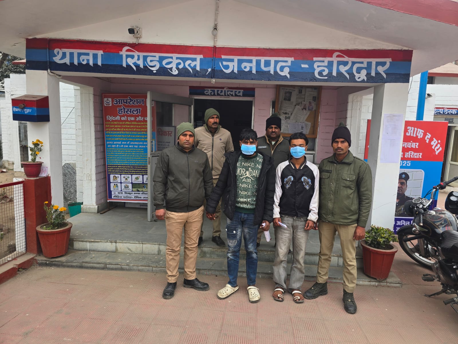एसएसपी हरिद्वार के निर्देशानुसार हरिद्वार जनपद में सघन चेकिंग अभियान लगातार जारी।  सिडकुल पुलिस द्वारा चेकिंग के दौरान 02 संदिग्ध गिरफ्तार, दोनों से एक-एक अवैध चाकू बरामद।