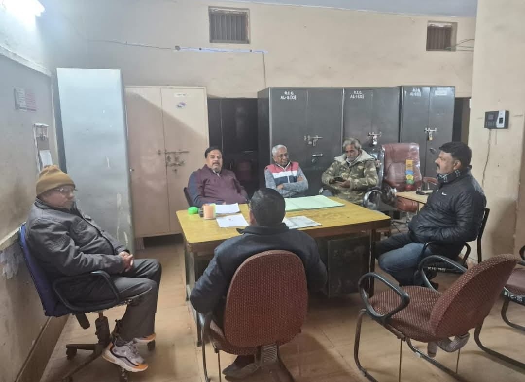 बहादराबाद। उच्च न्यायालय के आदेश के अनुपालन में राष्ट्रीय इंटर कॉलेज, रोहल्की किशनपुर के प्रबंधक जयंत कुमार चौहान ने पुनः अपना कार्यभार ग्रहण किया।