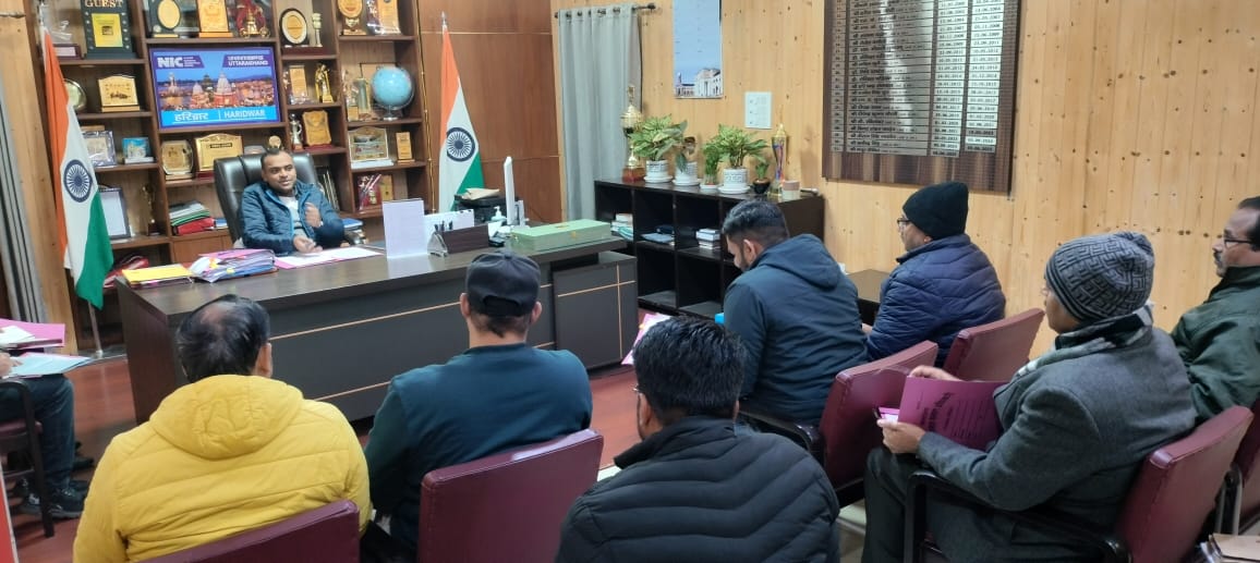 जिला प्रबंधन समिति (डीएमटी) की बैठक जिलाधिकारी मयूर दीक्षित की अध्यक्षता में कैम्प कार्यालय में की गई आहूत।