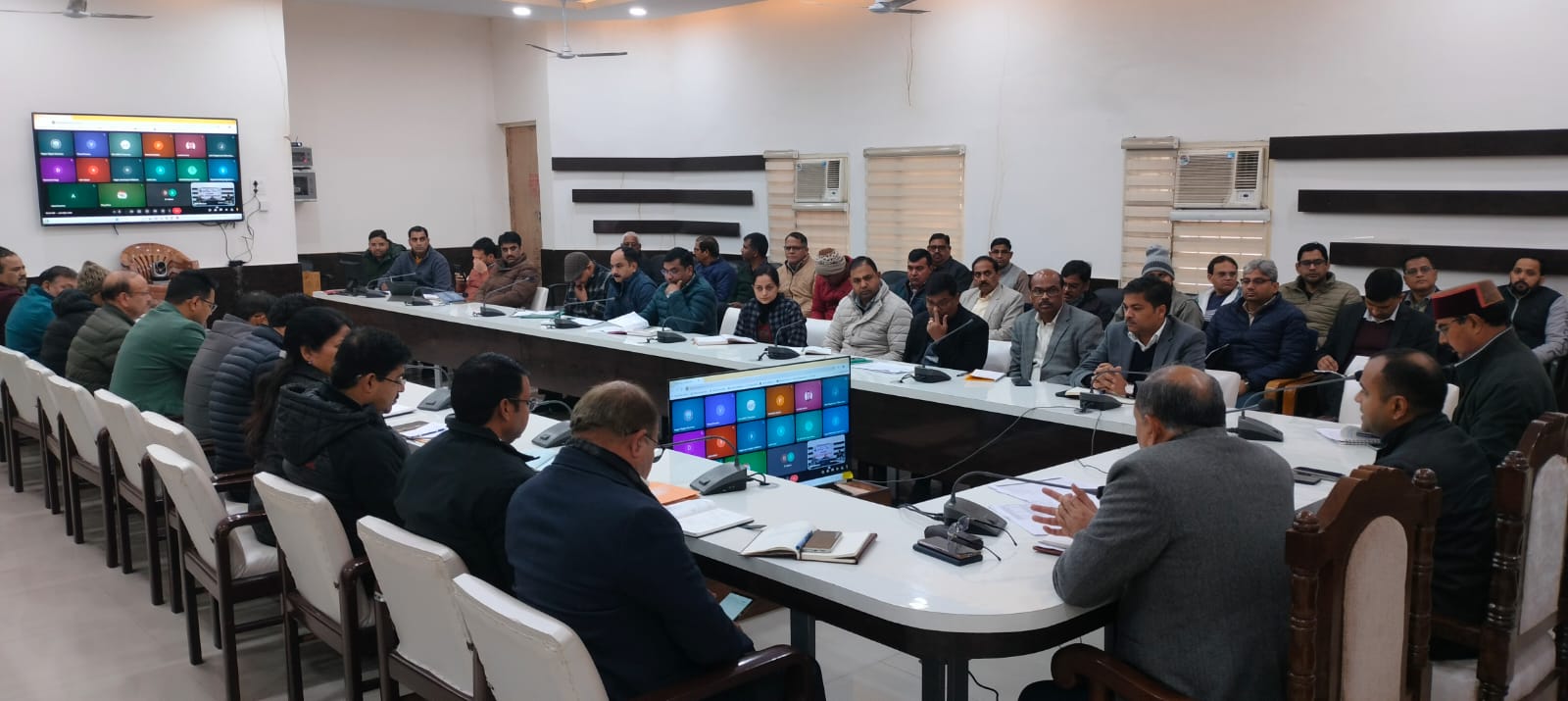 जिलाधिकारी ने जिला स्तरीय अधिकारी  के साथ की विभिन्न योजनाओं की समीक्षा बैठक।