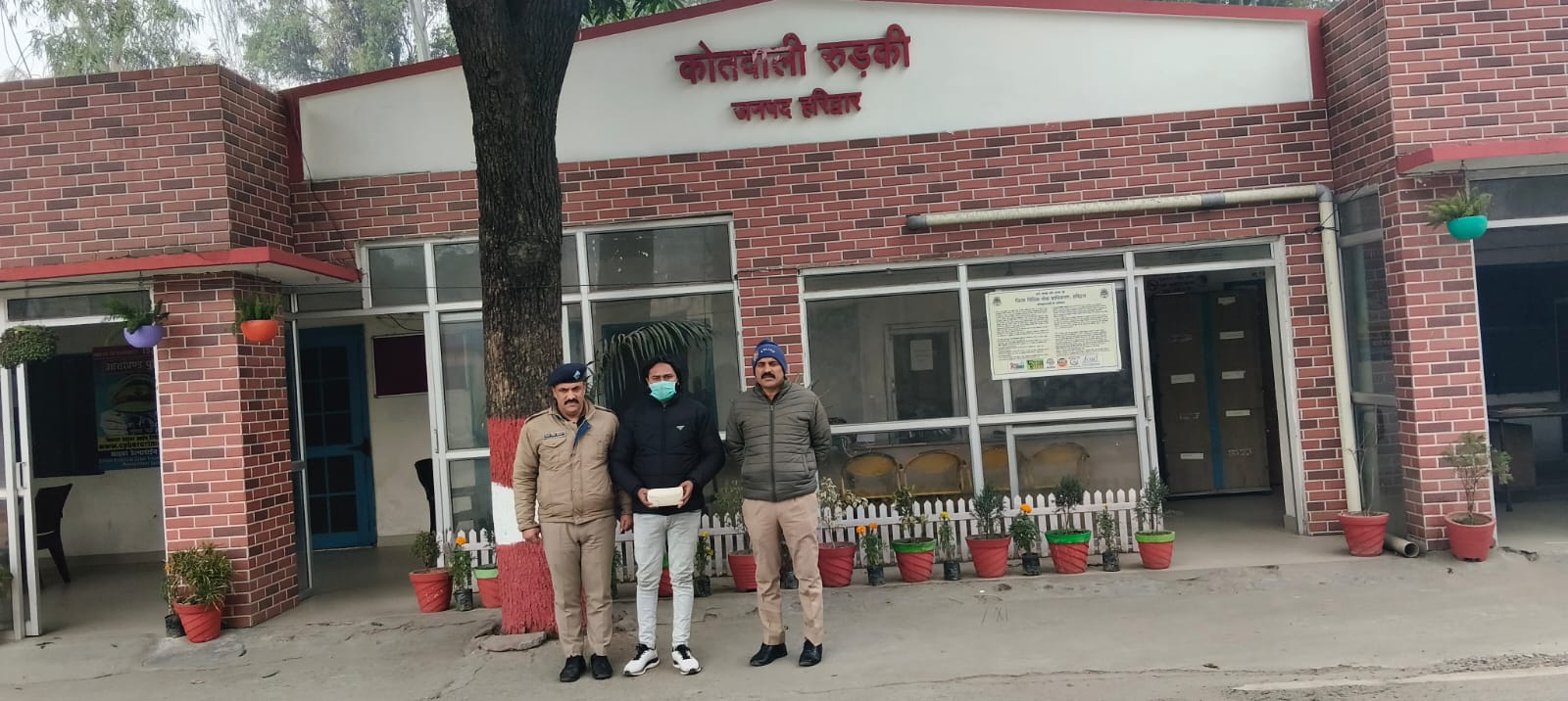कोतवाली रुड़की नशा तस्करों पर कानून का वार हो रहा लगातार।  कैप्सूलों की खेंप के साथ एक नशा तस्कर आया पुलिस की गिरफ्त में।  चैकिंग के दौरान पकड़ में आए तस्कर के कब्जे से 174 ट्रामाडोल कैप्सूल बरामद।