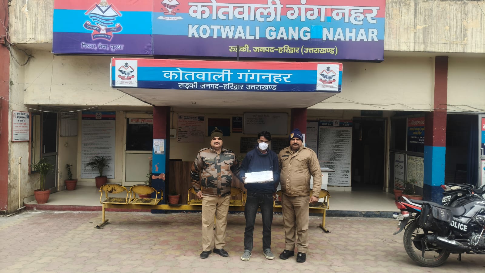 हरिद्वार पुलिस का अपराध पर ज़ीरो टॉलरेंस, चोरी के मामले में हाथ लगी सफलता।  दीवार कूदकर फैक्ट्री से लैपटॉप चोरी करने वाला चोरी गिरफ्तार।  चोरी का लैपटॉप व चार्जर बरामद, आरोपी पहुंचा सलाखों के पीछे।