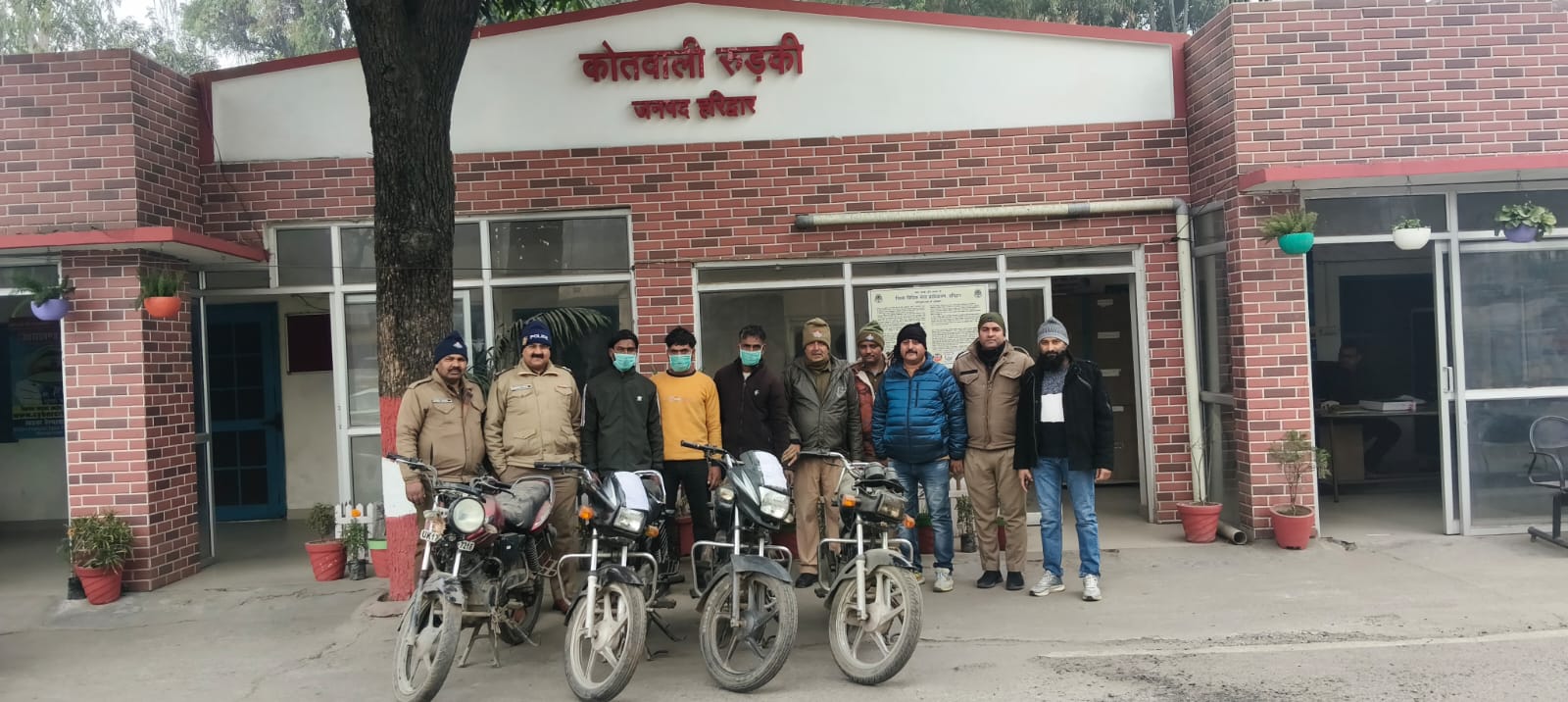 वाहन चोरी की घटनाओं का किया पर्दाफाश, 3 शातिर दबोचे, चोरी की 4 मोटरसाइकिलें बरामद।  शौक पूरा करने के लिए चुराते थे बाइक, पुलिस ने पहुँचाया सलाखों के पीछे।