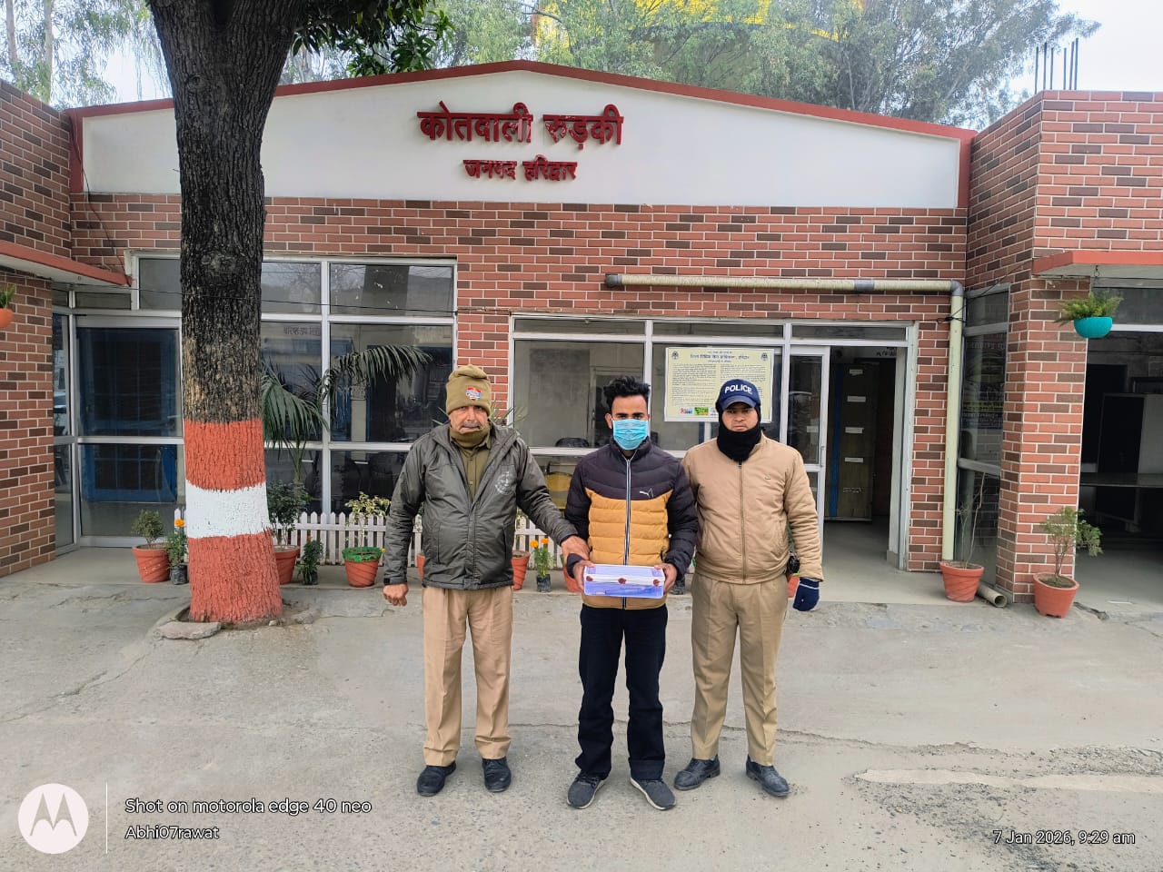 कोतवाली रुड़की सोशल मीडिया के शौकीन को हरिद्वार पुलिस ने पहुंचाया सलाखों के पीछे।  सोशल मीडिया पर रसूख दिखाना पड़ा भारी, रील बनाने के शौक ने पहुँचाया हवालात।  युवक की फायरिंग कर रौब दिखाने की वीडियो हुई थी वायरल।