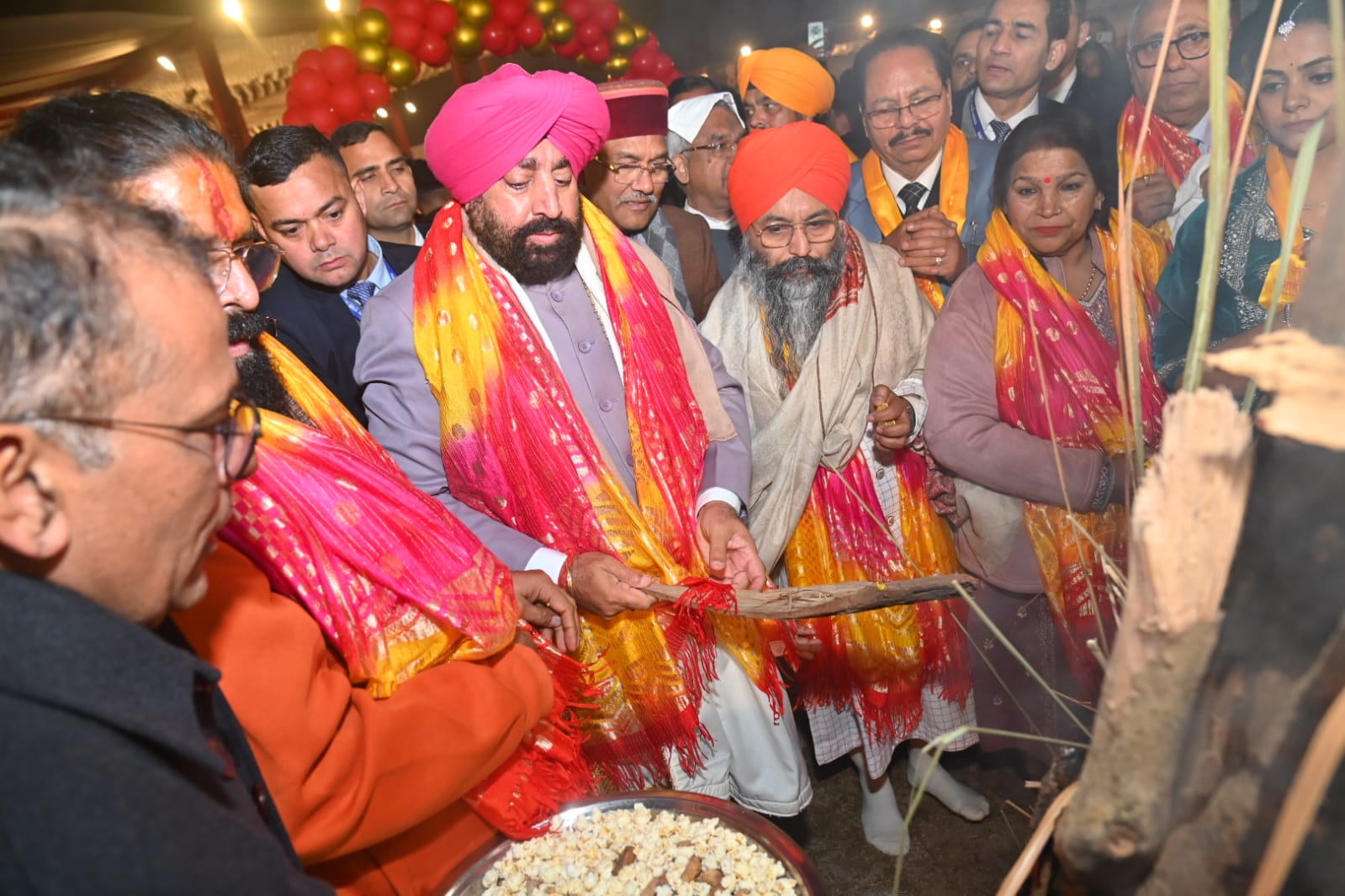 राज्यपाल लेफ्टिनेंट जनरल (से नि) गुरमीत सिंह द्वारा हरिद्वार में  पंजाबी समाज द्वारा आयोजित 26 वें लोहड़ी कार्यक्रम में प्रतिभाग किया गया।  राज्यपाल ने उपस्थित जनसमुदाय को लोहड़ी की शुभकामनाएं देते हुए देश- प्रदेश के खुशहाली की कामना की।