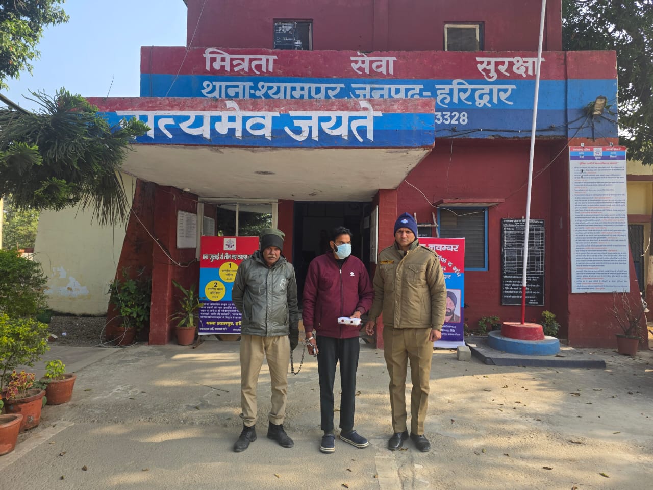 थाना श्यामपुर एसएसपी हरिद्वार के नेतृत्व में नशे पर प्रभावी अंकुश लगाने में जुटी हरिद्वार पुलिस।  मादक पदार्थ तस्करों के मंसूबों को किया नाकाम।  83.36 ग्राम चरस सहित 01 तस्कर गिरफ़्तार।