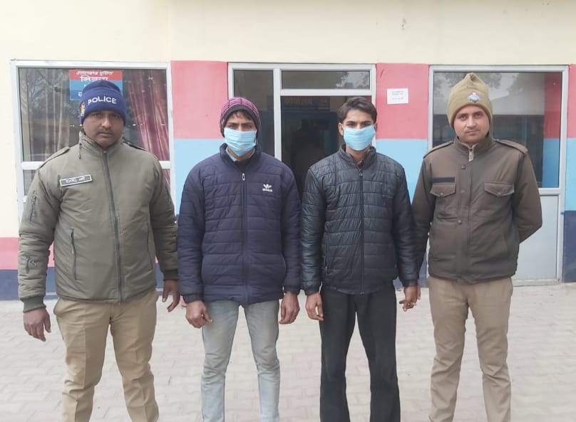 कोतवाली मंगलौर अपराध पर अंकुश लगाने हेतु एसएसपी हरिद्वार के निर्देश पर हरिद्वार पुलिस की प्रभावी कार्रवाई।  ग्राम मुंडलाना में घर पर फायरिंग करने वाले 02 आरोपी गिरफ्तार।  आपसी रंजिश के चलते बदला लेने की नीयत से घर पर गए थे आरोपी, की थी फायरिंग।