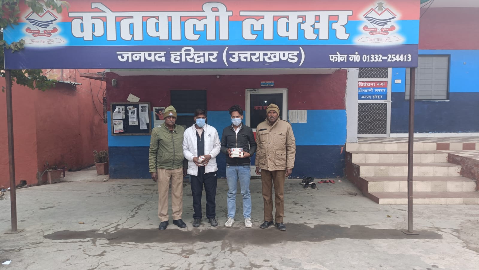 कोतवाली लक्सर नशा तस्करो के विरुद्व हरिद्वार पुलिस की कार्यवाही जारी।  अलग-अलग स्थानो से 02 नशा तस्करो को 13.81 ग्राम अवैध स्मैक व डिजिटल तराजू के साथ किया गिरफ्तार।