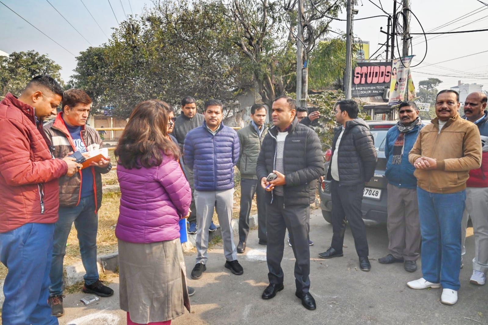 मुख्यमंत्री के निर्देश पर धर्मनगरी हरिद्वार को स्वच्छ एवं मॉडल जनपद बनाने के लिए जिलाधिकारी मयूर दीक्षित द्वारा स्वयं धरातल पर उतरकर जिलास्तरीय अधिकारियों के साथ सफाई व्यवस्था का जायजा लिया।