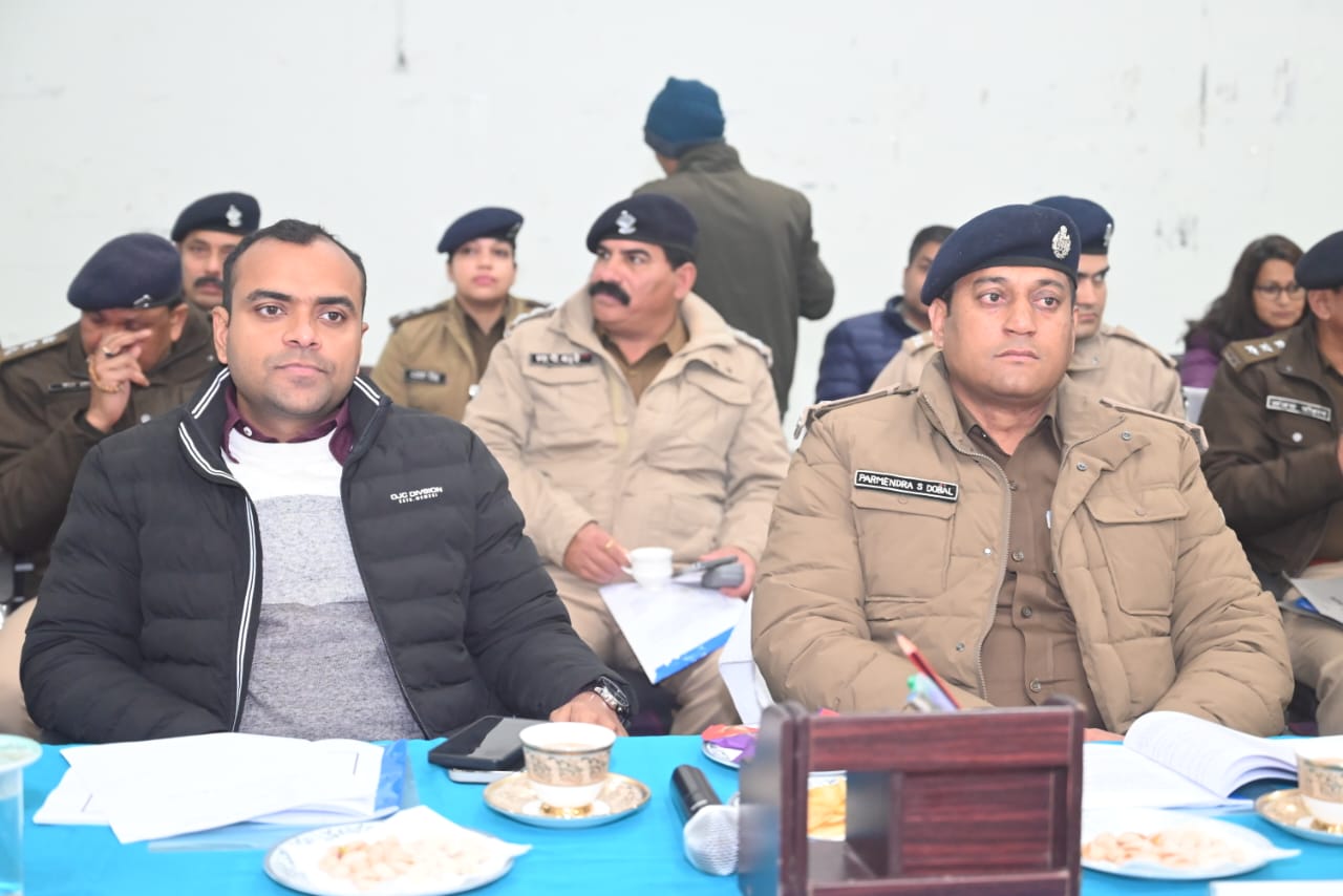जिलाधिकारी हरिद्वार मयूर दीक्षित व एसएसपी हरिद्वार प्रमेन्द्र सिंह डोबाल द्वारा संयुक्त रूप से पुलिस व प्रशासन के तमाम अधिकारियों की उपस्थिति में लोहड़ी व मकर संक्रांति स्नान पर्व में लगे फोर्स को ऋषिकुल ऑटोटोरियम में ब्रीफ किया गया।
