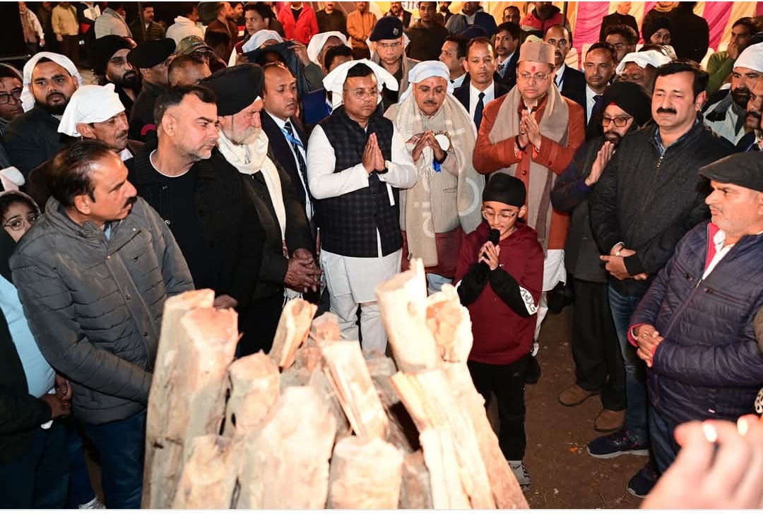 भव्य लोहड़ी समारोह में शामिल हुए मुख्यमंत्री धामी, प्रदेशवासियों को दी पर्व की शुभकामनाएँ।