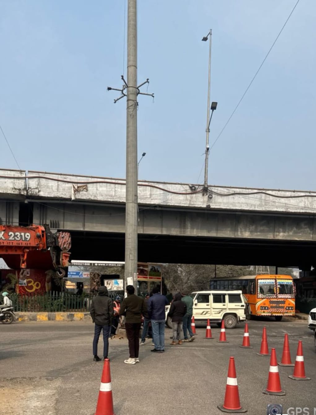 सुरक्षित याता यात के दृष्टिगत जिलाधिकारी मयूर दीक्षित के निर्देशन में एन एच ए आई द्वारा हटाया गया हाईमाक्स विधुत पोल।  सड़क सुरक्षा समिति की निरीक्षण रिपोर्ट के आधार पर दिये हाईमाक्स विधुत पोल हटाने के निर्देश।