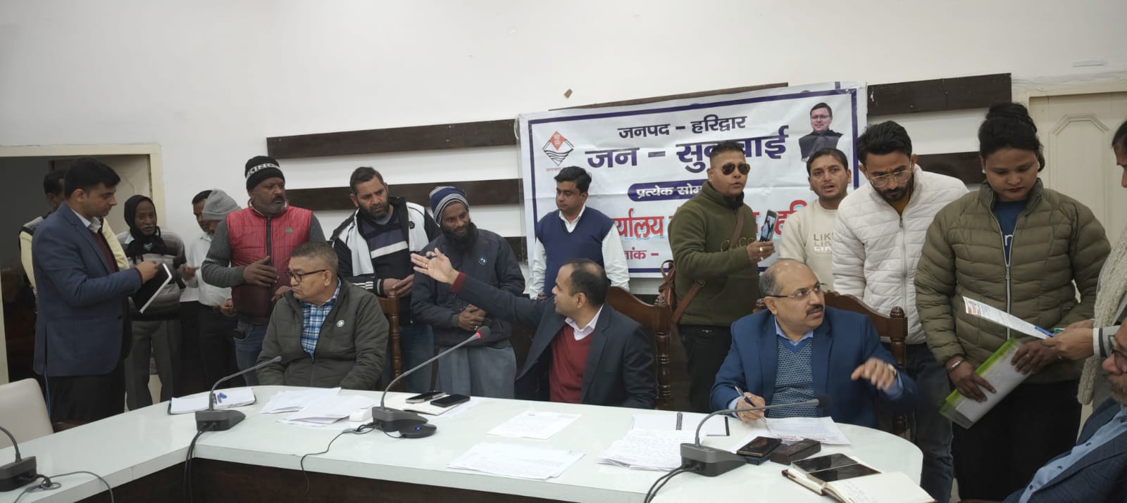  जिलाधिकारी मयूर दीक्षित की अध्यक्षता में प्रत्येक सोमवार को आयोजित किया जा रहा है जन सुनवाई कार्यक्रम।   जनसुनवाई कार्यक्रम में विभिन्न विभागों से संबंधित 81 समस्याएं की गई दर्ज,जिसमें से मौके पर 36 समस्याओं का किया गया।